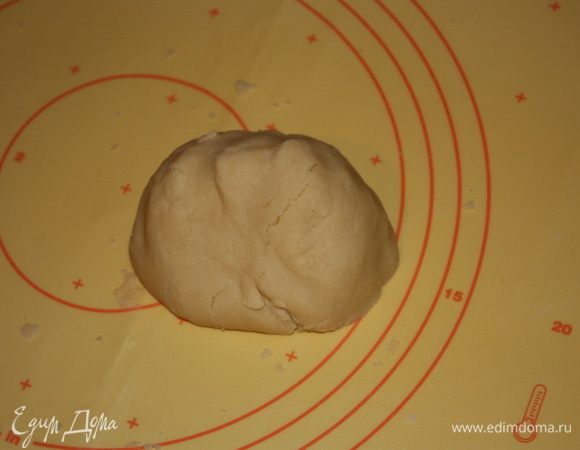 Тесто будет очень рыхлое, но быстро соберется в шар. Раскатывать надо будет очень аккуратно, оно рвется.