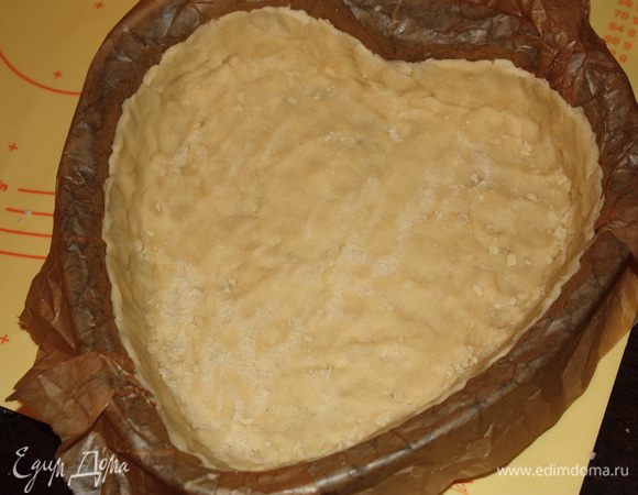 Раскатываем тесто и переносим в форму, смазанную сливочным маслом или покрытую бумагой. Формируем бортики. Можете отрывать от теста небольшие кусочки и растягивать их прямо в форме. Убираем на 30 минут в холодильник.