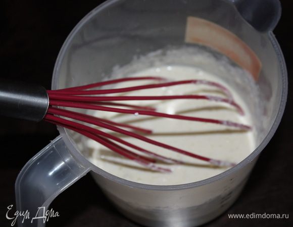 Добавляем сливки, муку, ванильный экстракт и перемешиваем все до однородного состояния.