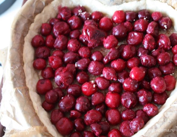 Выкладываем вишню на наш корж (можно прямо замороженную).