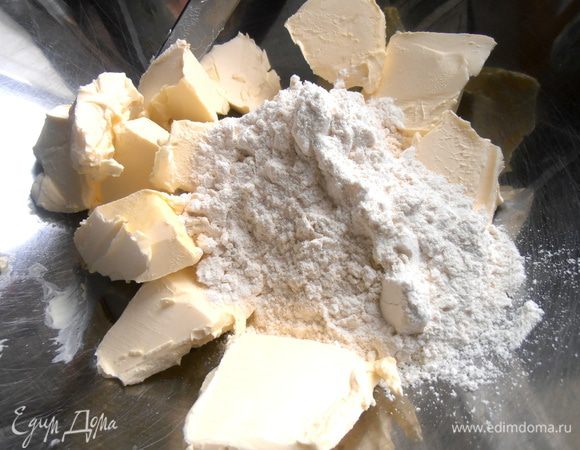 Маргарин нарежем на кусочки и всыпаем по частям муку.