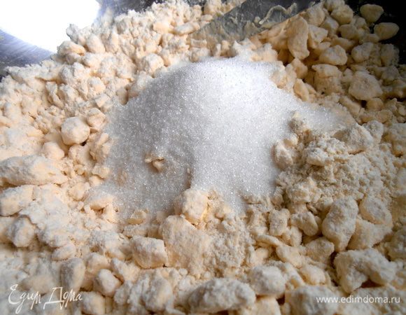 Добавляем разрыхлитель и сахар.