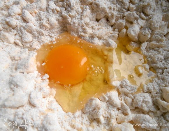 Вбиваем яйцо и начинаем растирать уже рукой, подсыпая муку. Всего у меня ушло 465 г муки+на присыпку.