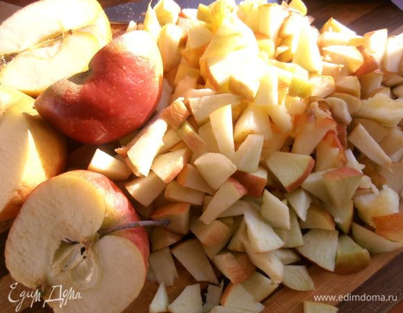 Порубить на кусочки яблочки...