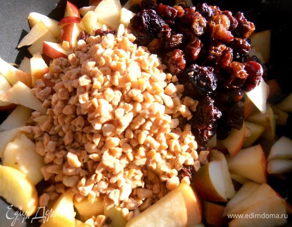 Горсть орехов...У меня готовый порубленный арахис.