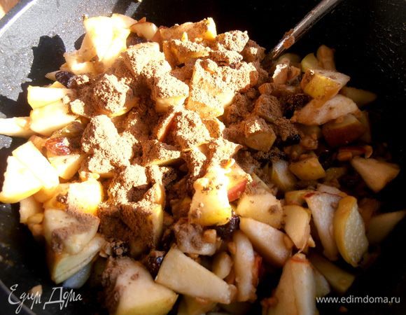 Начинку потушим 5-7 минут, помешивая,в конце добавляем корицу.