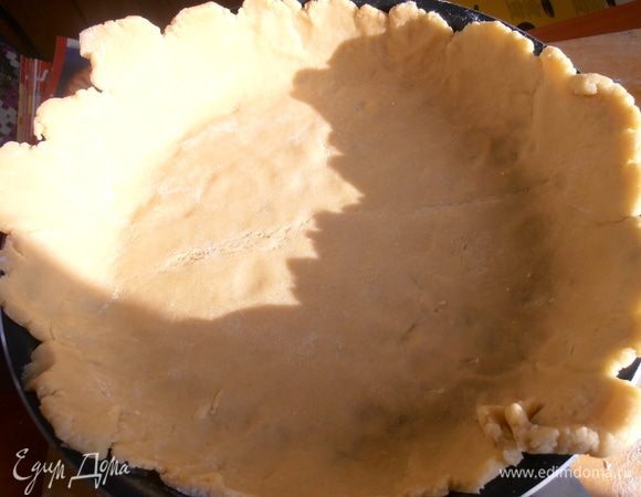 И осторожно при помощи лопатки переносим в форму.