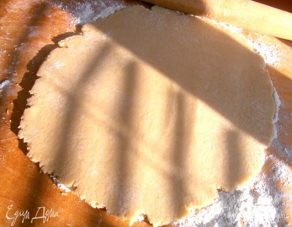 Раскатываем пласт меньшего размера.