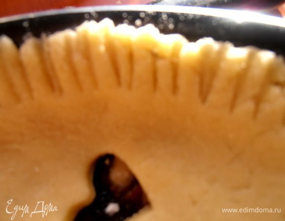 Переносим на пирог тесто с сердечками и прижимаем края вилкой.