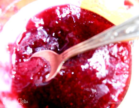 Мне показались сердечки не выразительными и решила добавить красок в виде тёртой смородины.