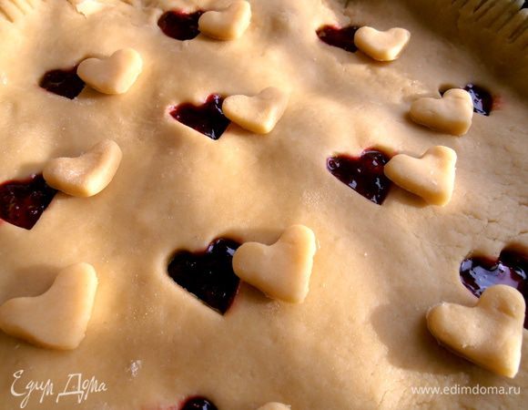 Рядом прикладываем сердечки из теста(не пропадать же добру!).