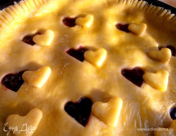 И смазываем крышку пирога.