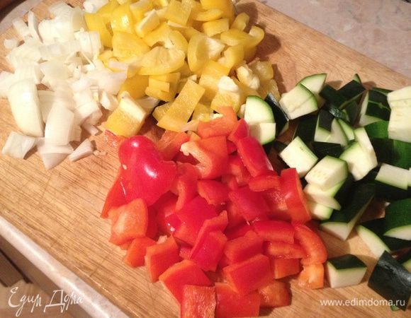 Нарезаем лук, цукини, перец.