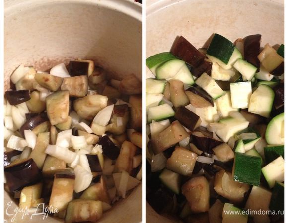 Добавляем в казанок лук. Обжариваем 5 минут вместе с баклажанами. Добавляем цукини, перемешиваем, закрываем крышкой на 10 минут, периодически помешивая.