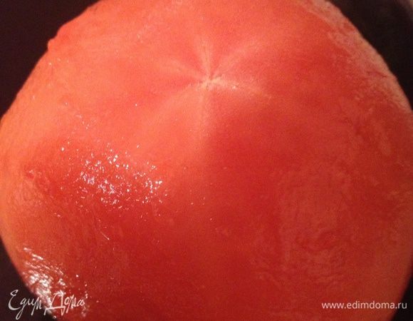 Помидор обдать кипятком. Снять с него кожицу и протереть на крупной тёрке.