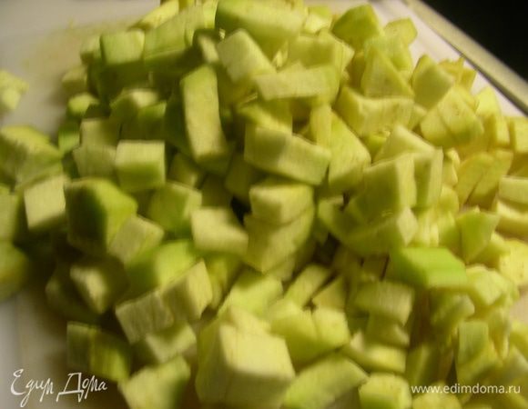 Пасту отварить до готовности.
Баклажаны режем небольшими кубиками (если вдруг горькие, то присыпаем солью, оставляем на полчаса, затем выделившийся сок сливаем).
