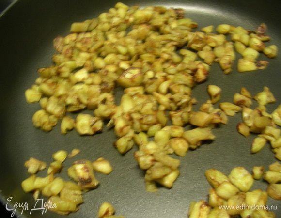 Обжариваем их на оливковом масле до готовности (у меня минут 10-15). Убираем из сковороды и пока оставляем в сторону.
