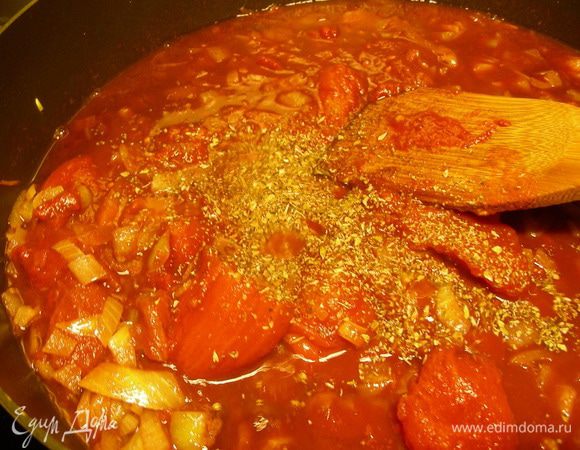 Если помидоры свежие, то опускаем их в кипяток на пару минут, очищаем от кожицы и нарезаем кубиком. Добавляем их или томаты в собственном соку в сковороду. Перемешиваем. Можно добавить немного горячей воды. Через несколько минут кладем томатную пасту и вливаем вино. Приправляем травками, слоим, перчим по вкусу. Накрываем крышкой и увариваем на среднем огне минимум на 1/3. 
