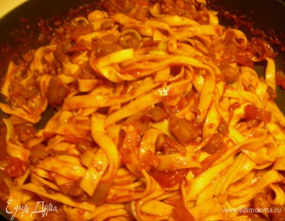 Добавляем нашу пасту, все хорошо перемешиваем и прогреваем. 
