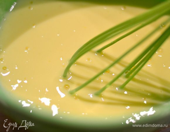 влить кефир,посолить,перемешать.