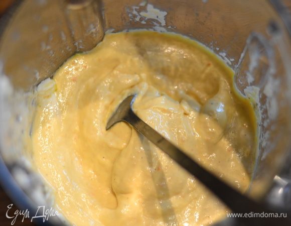 Погружаем в блендер сыр, рыбу и тушенные овощи, все очень хорошо взбиваем на максимальной скорости до кремообразного состояния.