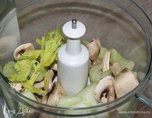 В кухонном комбайне измельчите грибы, сельдерей, лук и чеснок.
