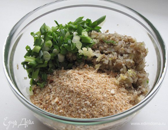 Переложите половину овощной смеси в миску и смешайте с говяжьим фаршем, 1/3 стакана панировочных сухарей, зеленым луком, солью и перцем. 