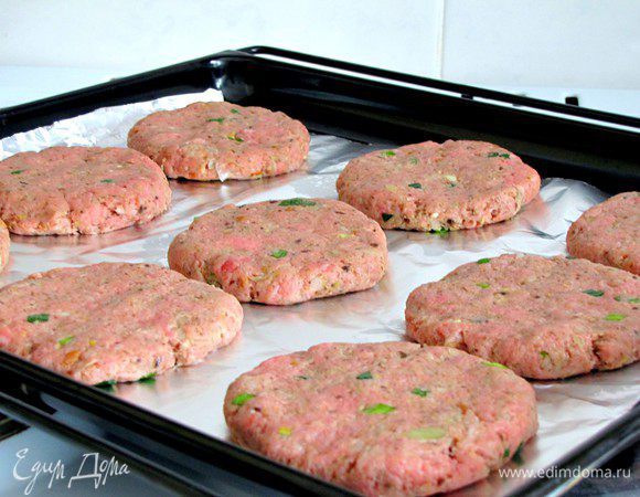 Сформируйте из этой смеси котлеты в 1 см толщиной. Положите котлеты на противень, застеленный фольгой, поставьте в духовку разогретую до 200 гр. на средний по высоте уровень. Запекайте 5 минут. Затем переверните котлеты и держите еще 7 минут или пока не подрумянятся.