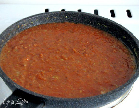 Пока котлеты жарятся приготовьте соус.  Растопите в сковороде  сливочное масло, выложите оставшиеся овощи и обжаривайте их, пока лук не начнет становиться мягким, примерно 2 мин. Добавьте говяжий бульон, выложите томатную пасту и оставшиеся панировочные сухари, все перемешайте. Убавьте огонь до слабого и тушите еще 5 минут. Соус должен быть густым.