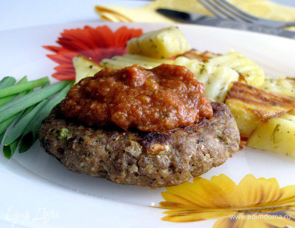 Выложите котлетку на сервировочную тарелку и полейте сверху соусом. Приятного аппетита!