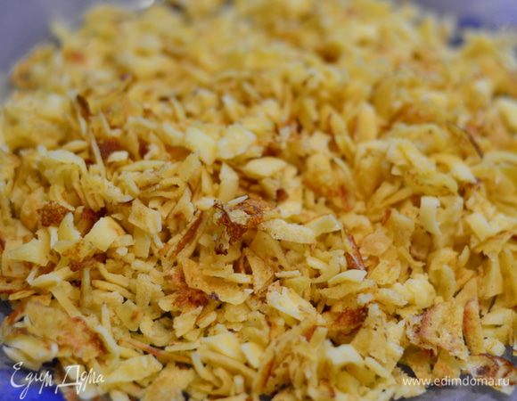 Обрезки и пару блинчиков.которые еще у меня остались я порезала на маленькие кусочки.