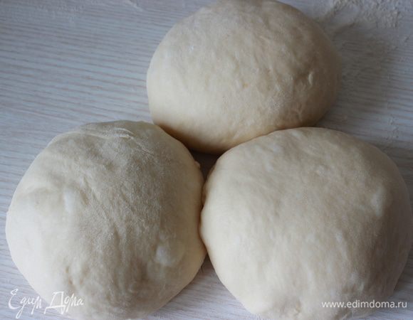 Разделила на три части по 300 г.
Подкатала шары, прикрыв, оставила на 15 мин.