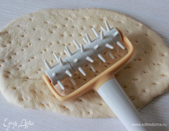 Через 15 минут. Раскатала тесто в пласт, выгнала воздух 