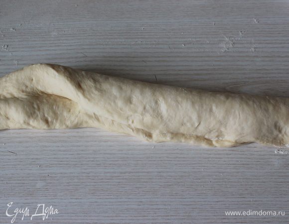 Затем тесто по стыку края сложить еще раз в два и защипнуть край.
Прокатать тесто в колбаску по длине формы или духовки)