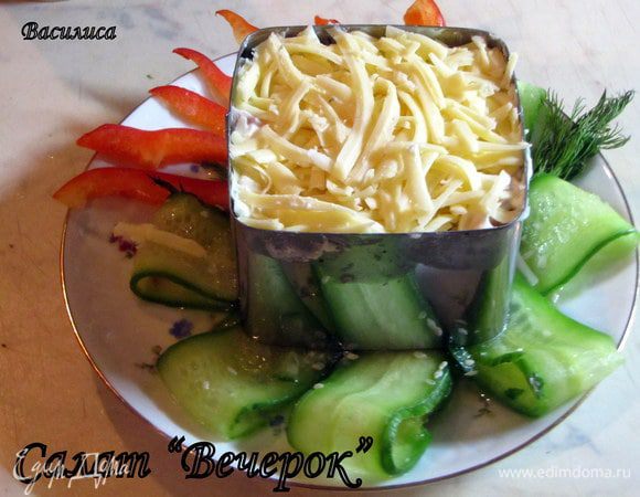 Огурец порезала мелкими кубиками, присолила, сыр потерла на крупной терке. Куриный рулет кубиками.

