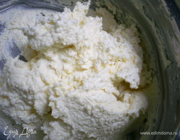 Теперь приступаем непосредственно к готовке. Размягченное масло взбиваем с сахаром и ванилином до пышного кремообразного состояния.