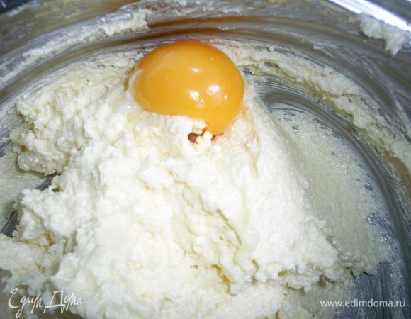 Добавляем по одному желтки и каждый раз взбиваем до однородности и гладкости.