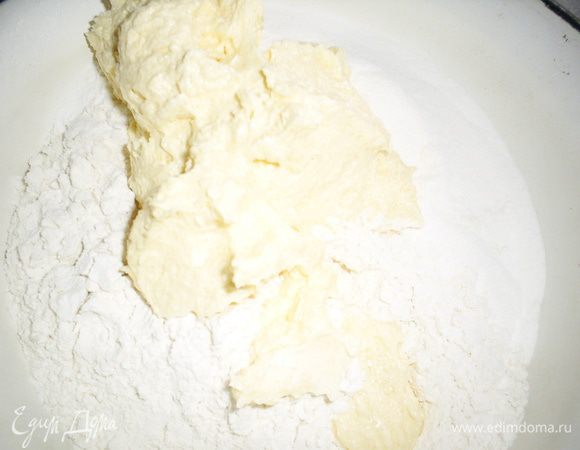 Приготовим две емкости: в первую просеиваем 150 г муки, добавляем крем-порошок и половину масляной массы.