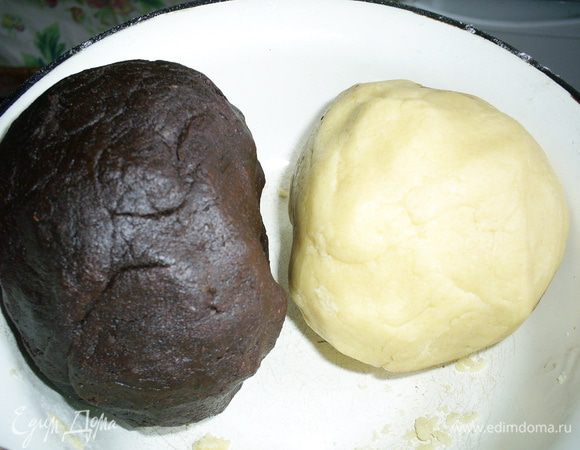 Замешиваем белое и шоколадное тесто. Постарайтесь месить его как можно меньше.