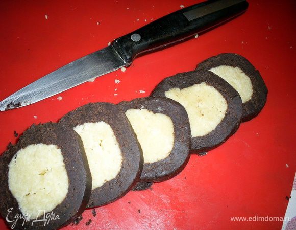 Теперь приступаем к самому интересному. Нарезаем остывший и затвердевший рулет на кусочки толщиной 0,5 см. Это будут туловища черепашек.