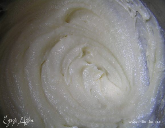 Приготовить цветной бисквит для декора. ***Но для начала нужно сделать необходимые заготовки. Отрезать подходящий кусок пергаментной бумаги, чтобы она покрывала все дно противня для выпечки бисквита (у меня 37х26)  и чуть закрывала его боковины. Освободить для противня место в холодильнике. Измерить высоту Вашей формы для торта (у меня 6,5 см). Начертить на бумаге (с обратной стороны) две полосы шириной по 6,5 см во всю длину (это будущие стенки торта). По середине этих полос нарисовать трафареты-сердечки.*** Взбить сливочное масло с сахарной пудрой,