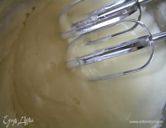 постепенно добавить белки, продолжая взбивать.