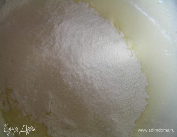 Добавить просеянную муку и крахмал, перемешать лопаточкой.