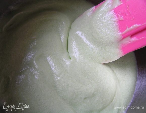 Добавить пищевой краситель, перемешать.***К сожалению. красный краситель у меня закончился и я использовала зеленый. Получилось очень даже ничего. по-весеннему :))***