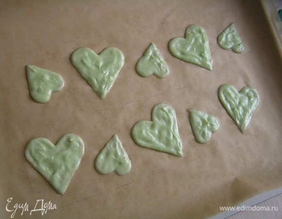 Выкладывать небольшое количество теста на трафареты-сердечки и аккуратно распределять не заходя за контур. Убрать в холодильник на 30 минут.