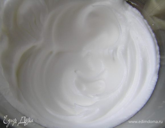 Приготовить бисквит а-ля "Джоконда". Взбить белки до мягких форм пик, добавить сазар и взбить до устойчивых форм пик. Убрать в холодильник до использования.
