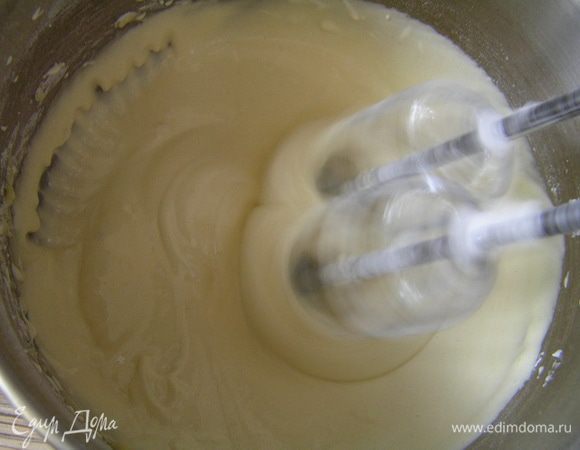 Смешать муку и сахарную пудру, по одному добавить желтки и взбить на средней скорости миксера.