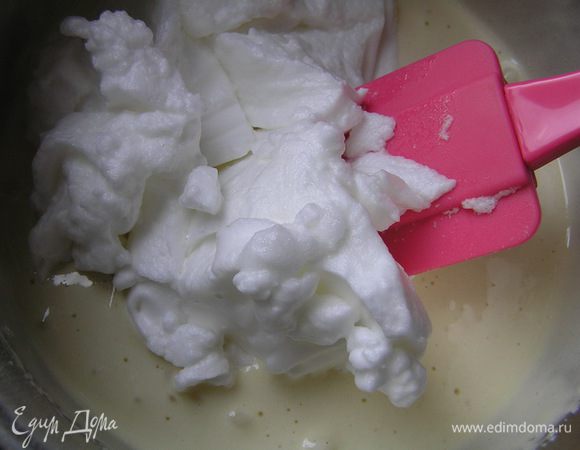 В три этапа добавить взбитые белки,