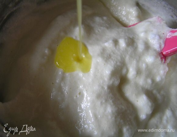 Влить растопленное сливочное масло, 