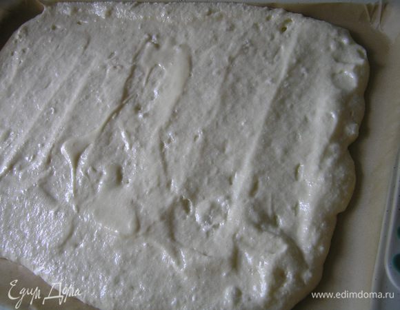 Достать противень с цветными заготовками, сверху быстро и аккуратно распределить тесто.